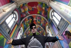 Okuda San Miguel el artista que recrea el arte urbano con Estructuras geométricas surrealistas
